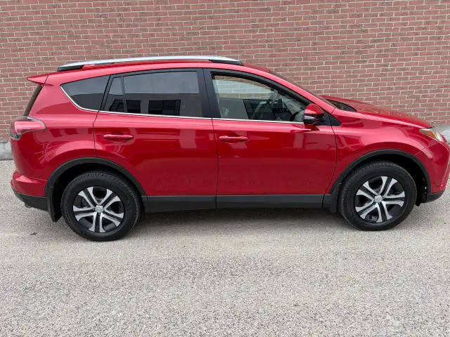 2017 Toyota RAV4 LE - Photo 4