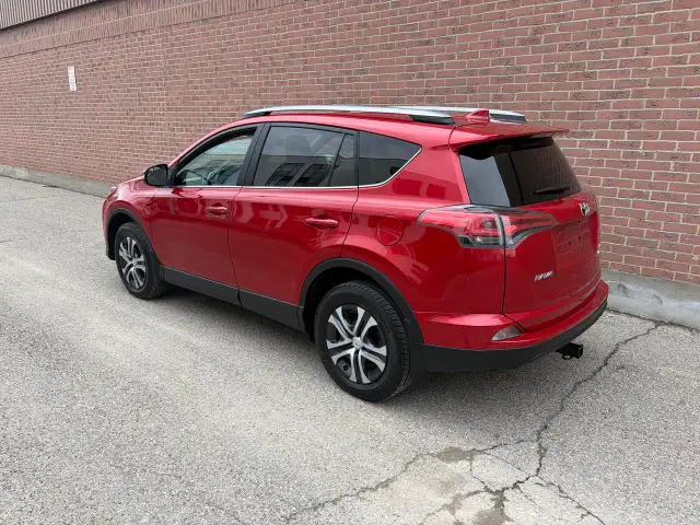 2017 Toyota RAV4 LE - Photo 5