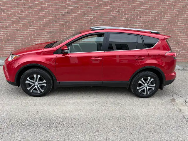 2017 Toyota RAV4 LE - Photo 6