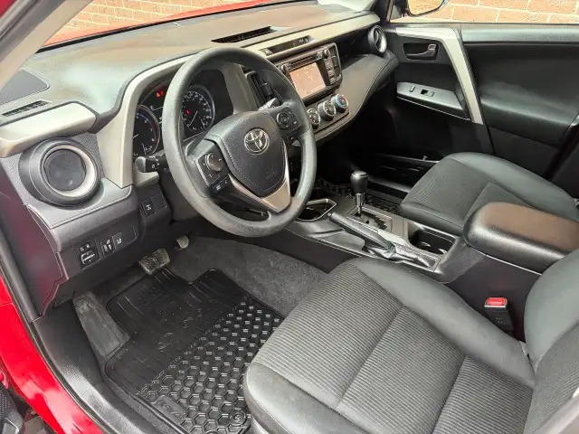 2017 Toyota RAV4 LE - Photo 10