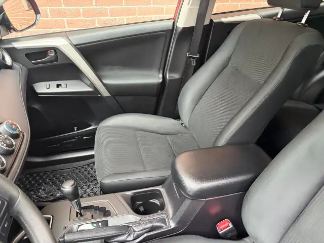 2017 Toyota RAV4 LE - Photo 12
