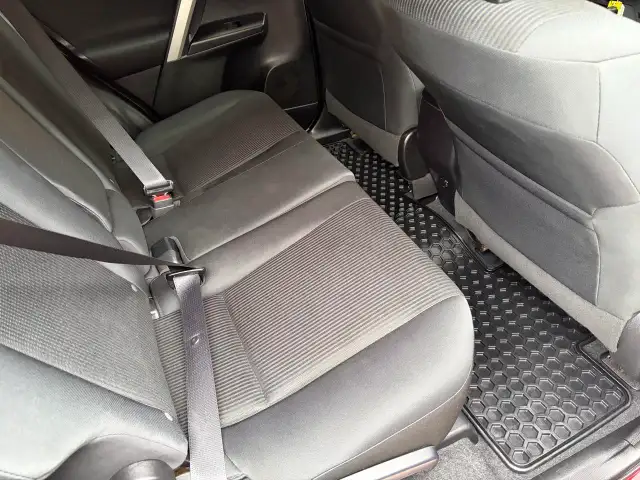 2017 Toyota RAV4 LE - Photo 15