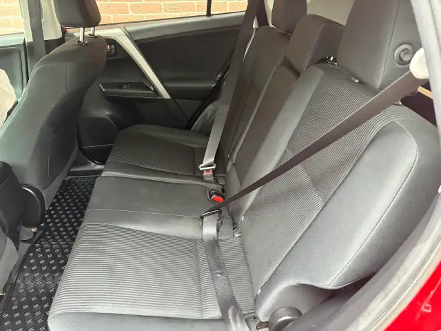 2017 Toyota RAV4 LE - Photo 17