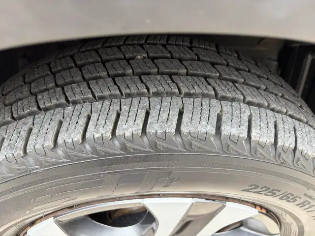 2017 Toyota RAV4 LE - Photo 18