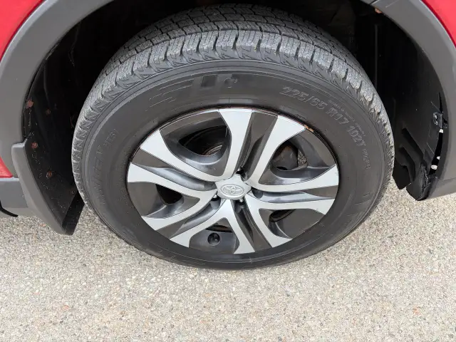 2017 Toyota RAV4 LE - Photo 20