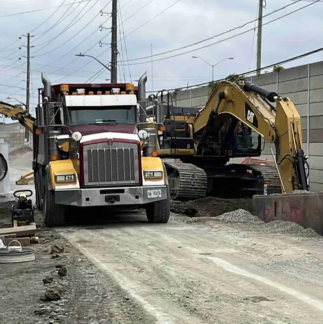 Hiring Dump Truck Drivers  /  Full-Time