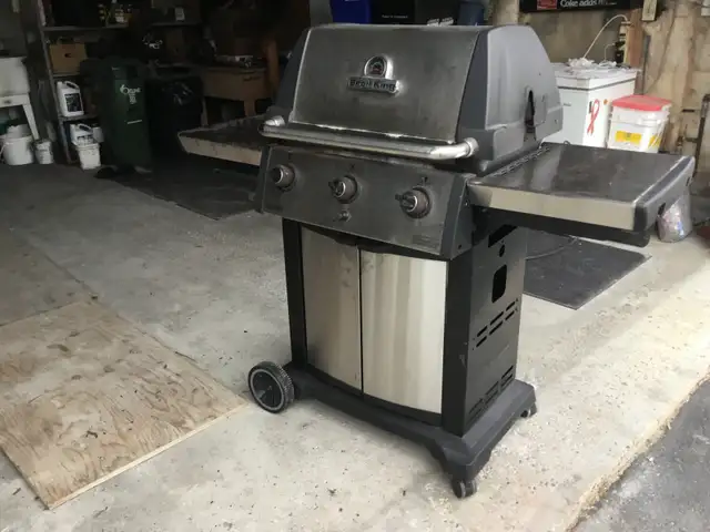 Broil King 3 Burner Propane BBQ$175 - Photo 3
