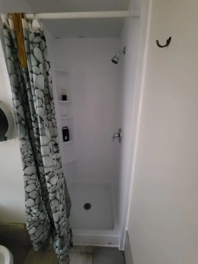 Bright rooms are available in a well-maintained building - Photo 3