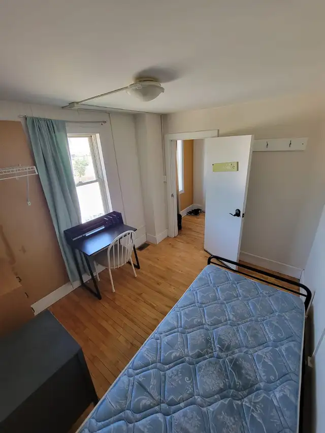 Bright rooms are available in a well-maintained building - Photo 5