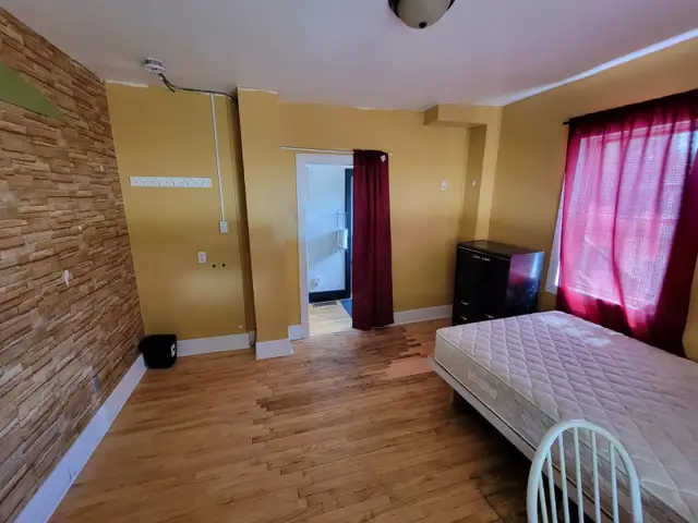 Bright rooms are available in a well-maintained building - Photo 8