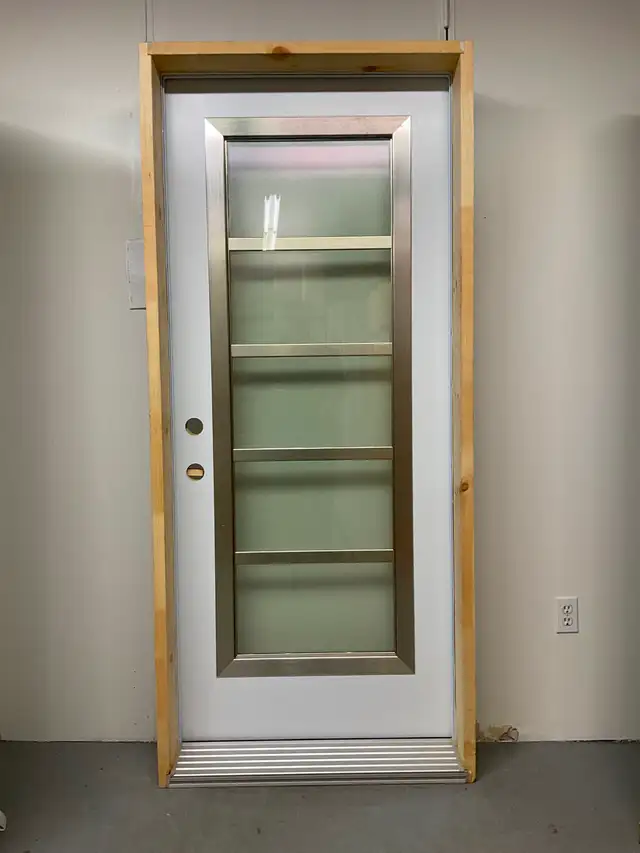 1406PA Porte d’acier 34″D Blanc Moulure inox verre screen 23×65