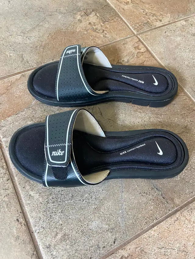 NIKE Comfort Slide Black / White Slip On Memory Foam Sandals - Photo 2