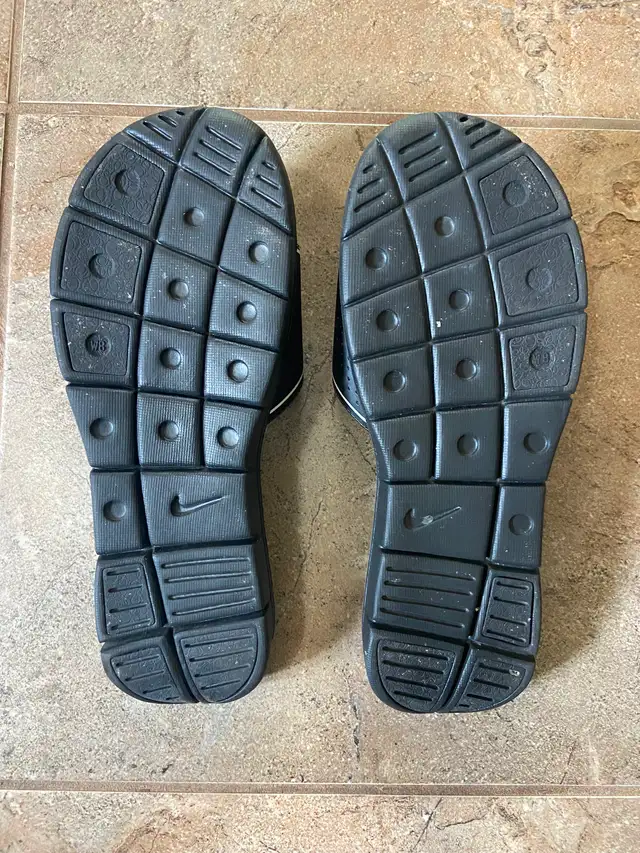 NIKE Comfort Slide Black / White Slip On Memory Foam Sandals - Photo 3