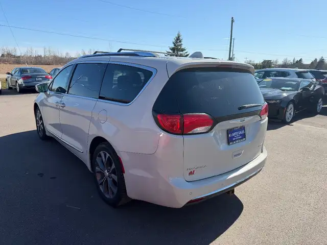 2017 Chrysler Pacifica - Photo 4