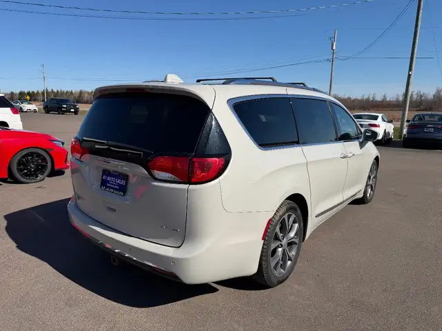 2017 Chrysler Pacifica - Photo 6