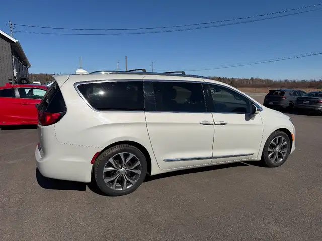 2017 Chrysler Pacifica - Photo 8