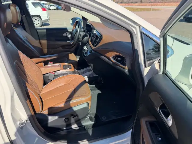 2017 Chrysler Pacifica - Photo 11