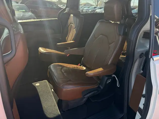 2017 Chrysler Pacifica - Photo 12