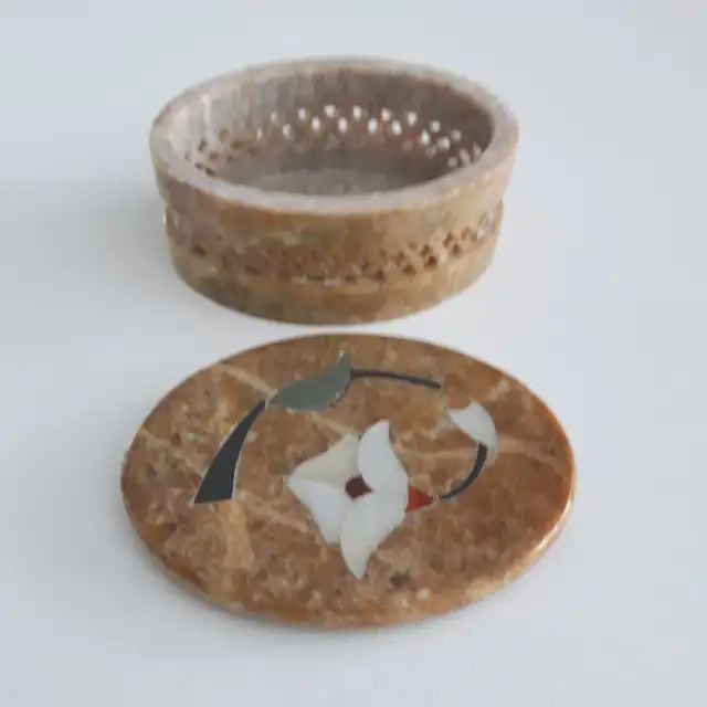 BEAU CONTENANT NEUF EN CÉRAMIQUE POUR BIJOUX 4'x3'HAUT: $10.00 - Photo 2