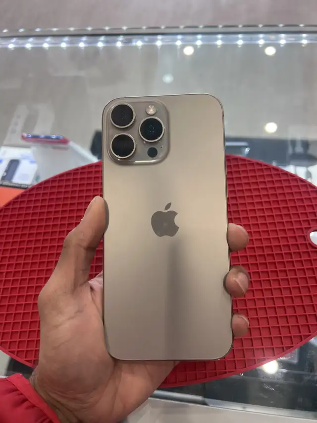 iPhone 16 Pro Max – 256GB – Natural Titanium (Pre-own) - Photo 3