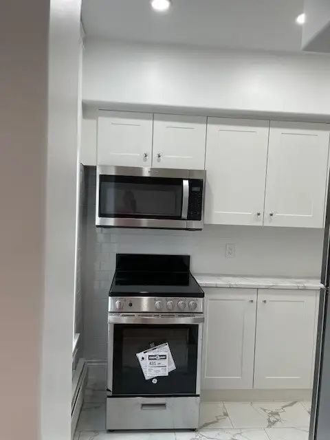 Very nice bachelor available July 1st! Downtown location - Photo 4
