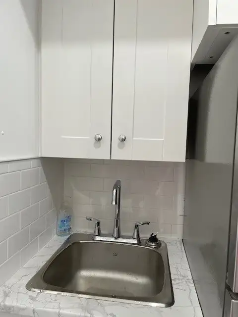 Very nice bachelor available July 1st! Downtown location - Photo 5