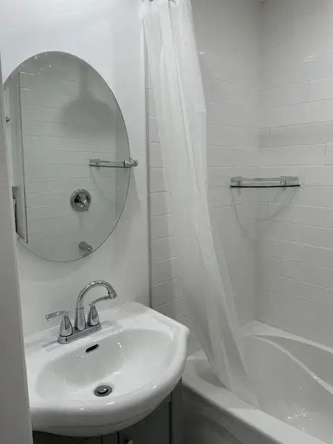 Very nice bachelor available July 1st! Downtown location - Photo 8