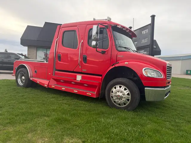 2009 FREIGHTLINER M2 106 SportChassis Hauler - Photo 3