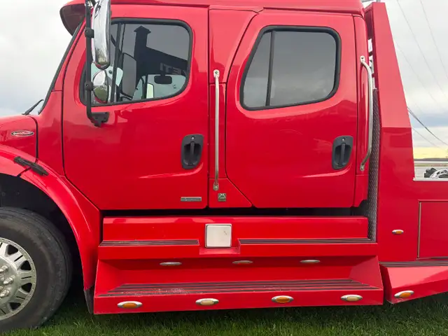2009 FREIGHTLINER M2 106 SportChassis Hauler - Photo 6