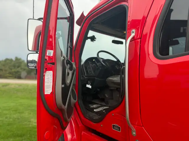 2009 FREIGHTLINER M2 106 SportChassis Hauler - Photo 7