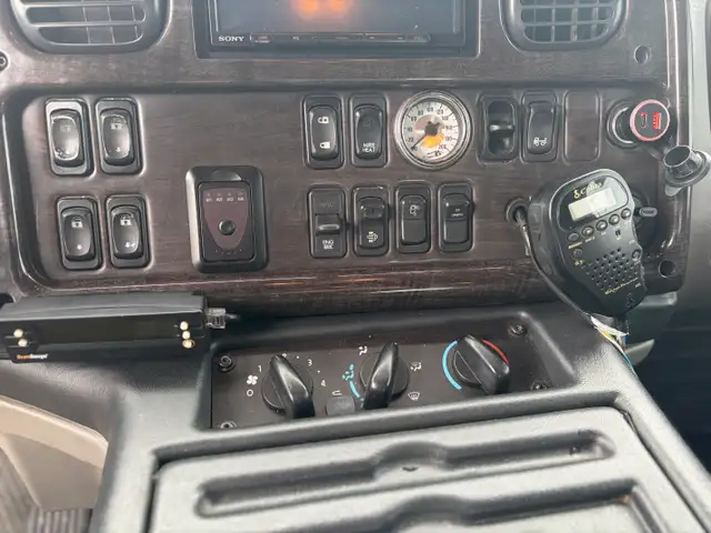 2009 FREIGHTLINER M2 106 SportChassis Hauler - Photo 10