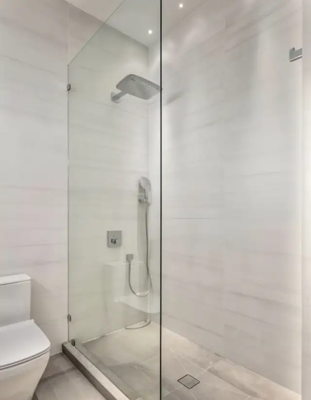 High quality female’s room by NW train station: - Photo 3