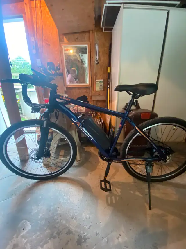 VELO ELECTRIQUE FLAMBANT NEUF (roues 26 pouces)