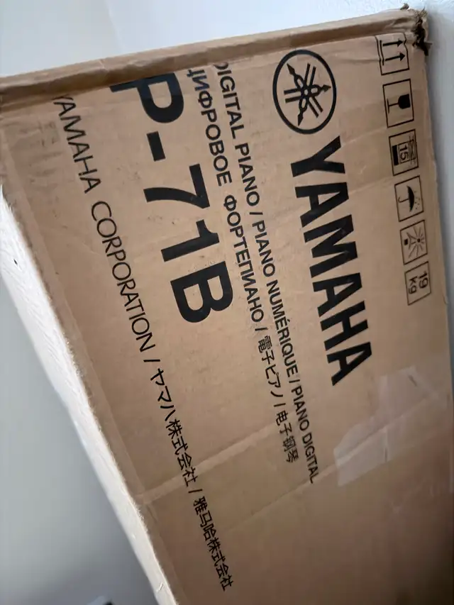 Yamaha P-71B 88-Key Weighted Piano   Stand - Like New with Box