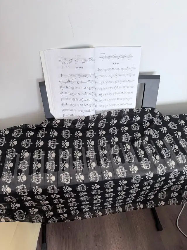 Yamaha P-71B 88-Key Weighted Piano   Stand - Like New with Box - Photo 3