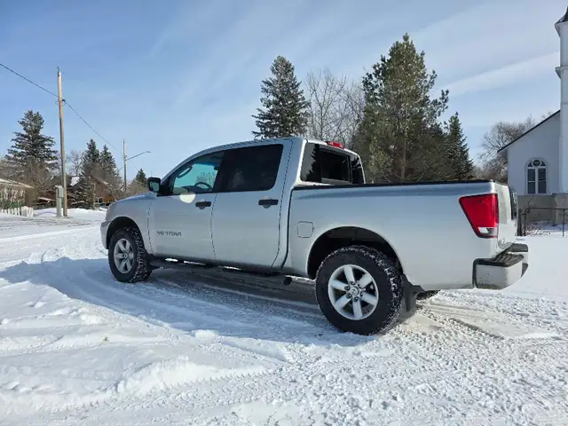 2011 Nissan Titan - Crew Cab - 4x4 - Photo 3