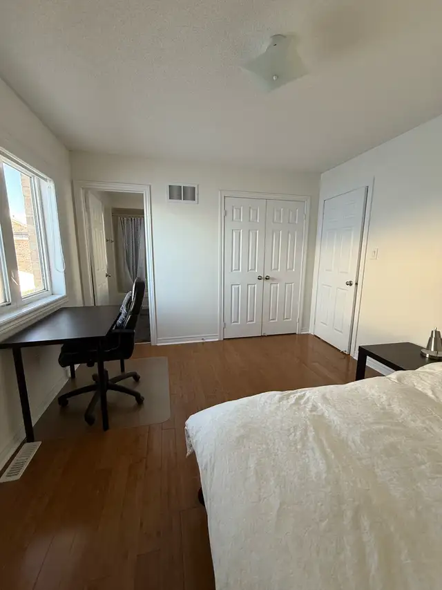 Private room with washroom for June 1 2026 - Photo 5