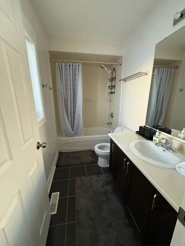 Private room with washroom for June 1 2026 - Photo 6