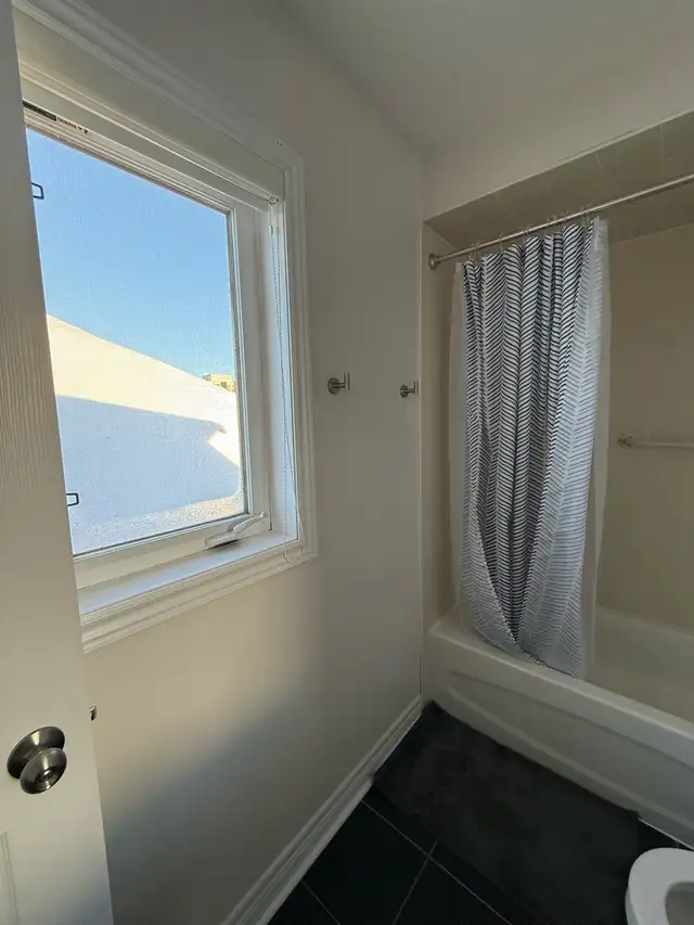 Private room with washroom for June 1 2026 - Photo 7