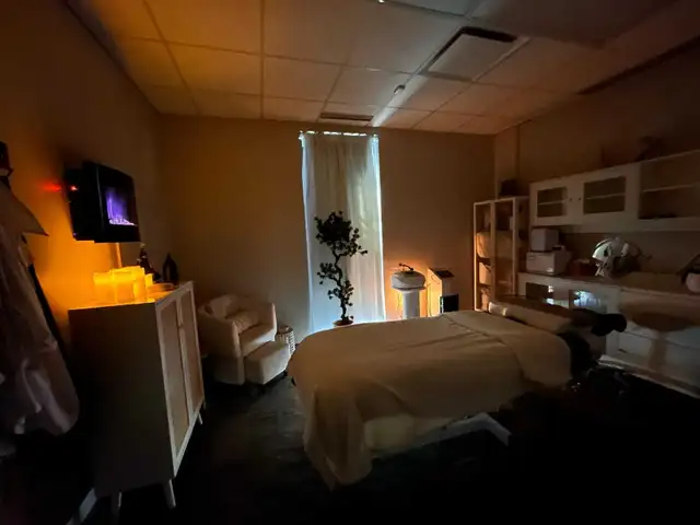 Burlington Room - Great Price, Great Location, Must See!