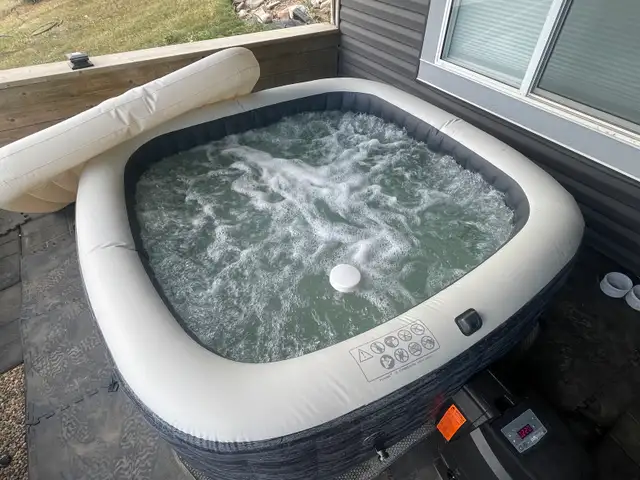 Inflatable hot tub