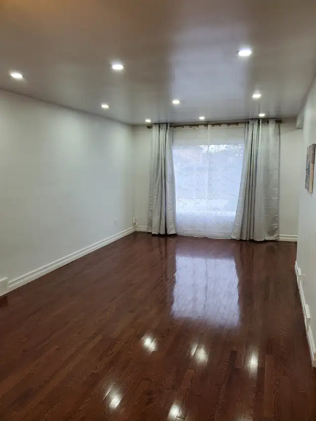 ✨ Main Floor 3-Bedroom, 2-Bath Bungalow for Rent – Prime Loc ✨ - Photo 3