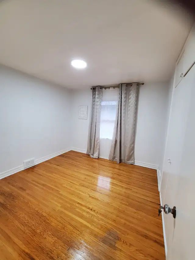 ✨ Main Floor 3-Bedroom, 2-Bath Bungalow for Rent – Prime Loc ✨ - Photo 5