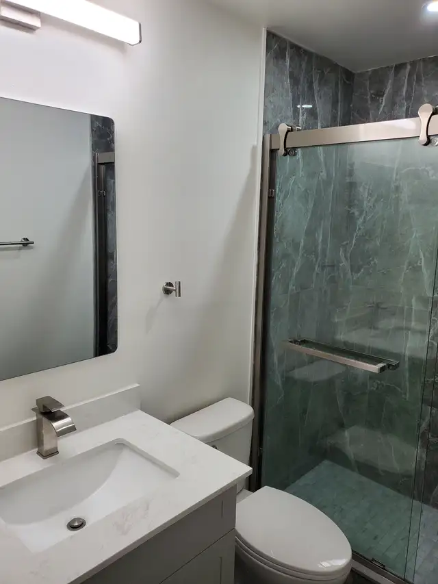 ✨ Main Floor 3-Bedroom, 2-Bath Bungalow for Rent – Prime Loc ✨ - Photo 6