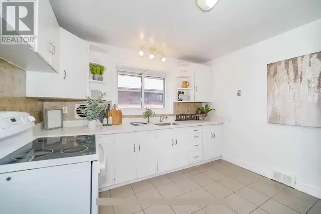 ✨ Main Floor 3-Bedroom, 2-Bath Bungalow for Rent – Prime Loc ✨ - Photo 7