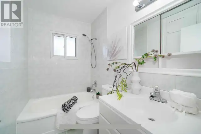 ✨ Main Floor 3-Bedroom, 2-Bath Bungalow for Rent – Prime Loc ✨ - Photo 8