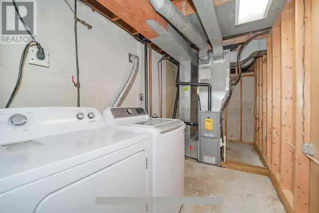 ✨ Main Floor 3-Bedroom, 2-Bath Bungalow for Rent – Prime Loc ✨ - Photo 9