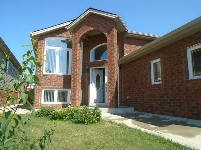 2Bed/1Bath@ Dominion/Ojibway $1650 for small family/girls