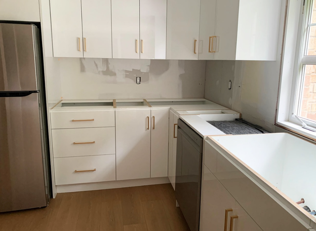 White Quartz Countertop With Big Golden Veins