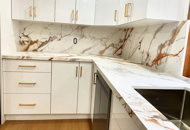 White Quartz Countertop With Big Golden Veins - Photo 2